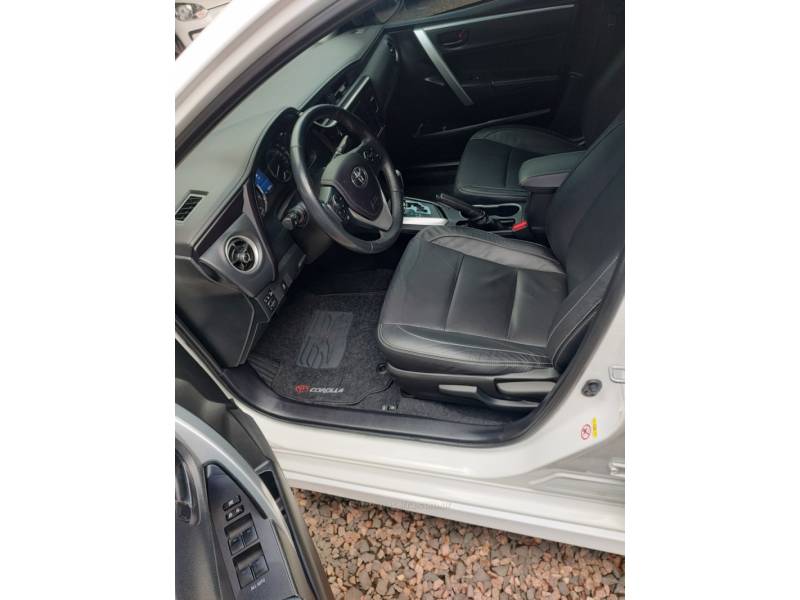 TOYOTA - COROLLA - 2017/2018 - Branca - R$ 109.900,00