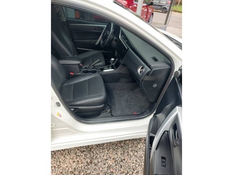 TOYOTA - COROLLA - 2017/2018 - Branca - R$ 109.900,00
