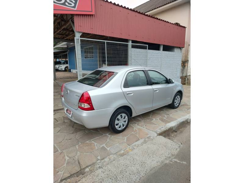 TOYOTA - ETIOS - 2014/2015 - Prata - R$ 45.900,00