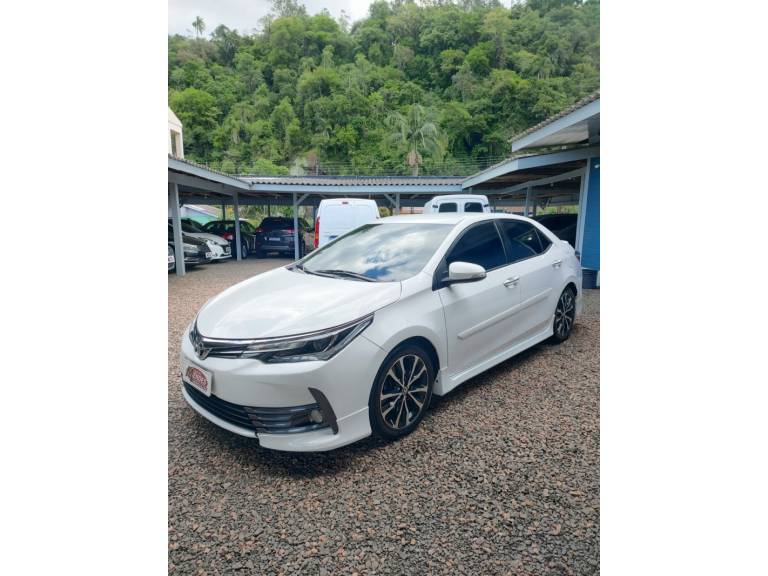 TOYOTA - COROLLA - 2017/2018 - Branca - R$ 109.900,00