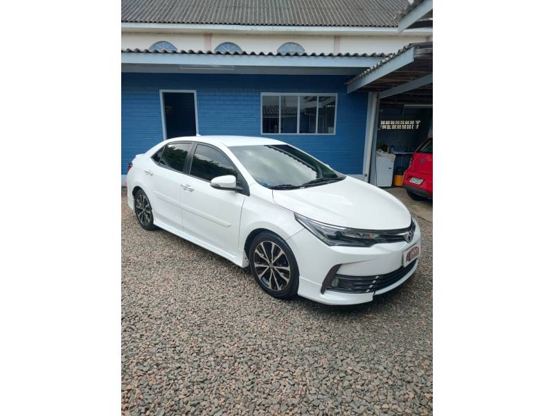 TOYOTA - COROLLA - 2017/2018 - Branca - R$ 109.900,00