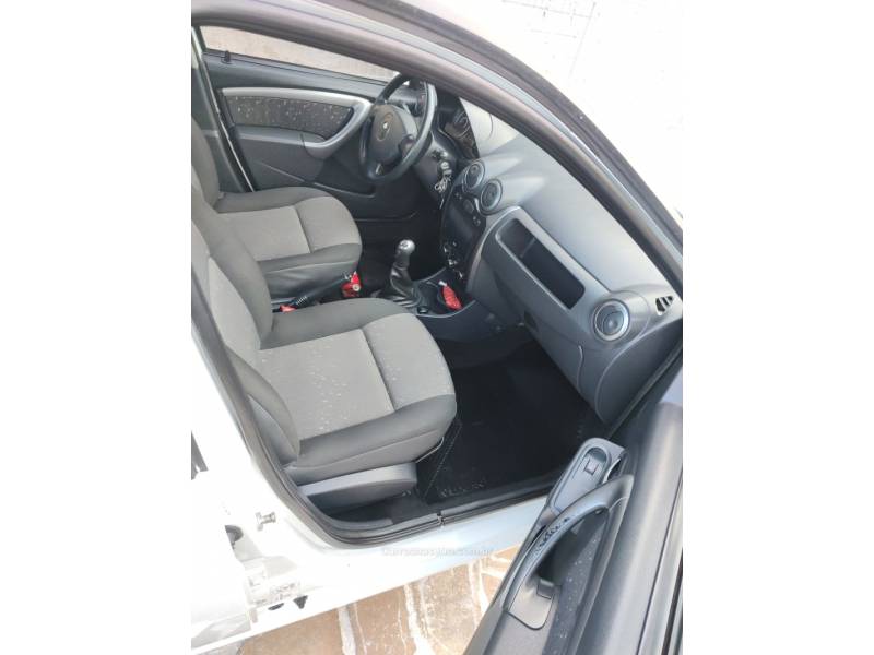 RENAULT - LOGAN - 2011/2012 - Branca - R$ 24.900,00