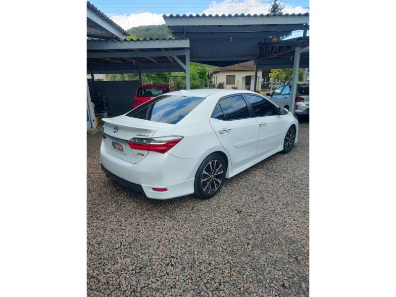 TOYOTA - COROLLA - 2017/2018 - Branca - R$ 109.900,00