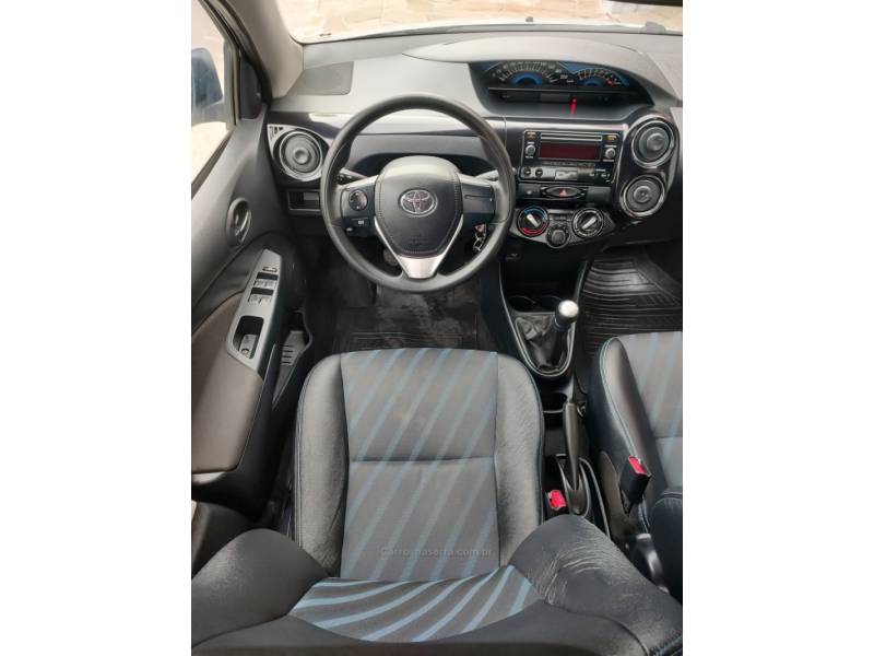 TOYOTA - ETIOS - 2014/2015 - Prata - R$ 45.900,00