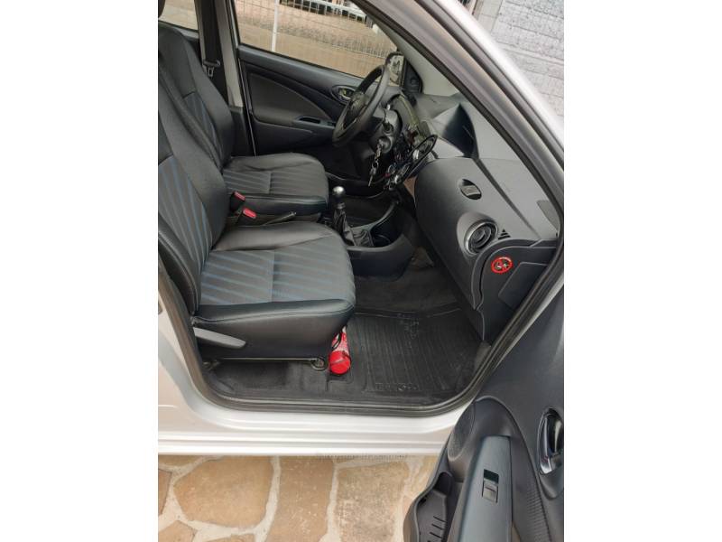 TOYOTA - ETIOS - 2014/2015 - Prata - R$ 45.900,00