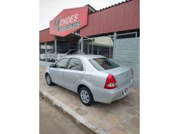TOYOTA - ETIOS - 2014/2015 - Prata - R$ 45.900,00